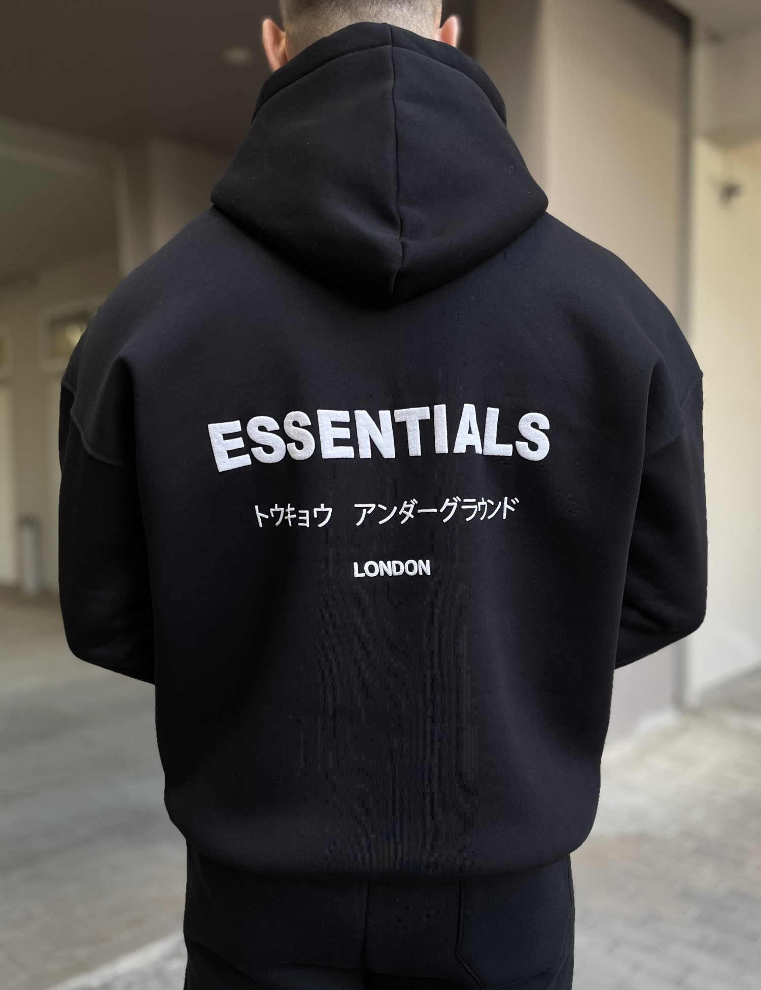 Ανδρικό μαύρο φούτερ με κουκούλα και λογότυπο στο στήθος ES26016 φωτογραφία